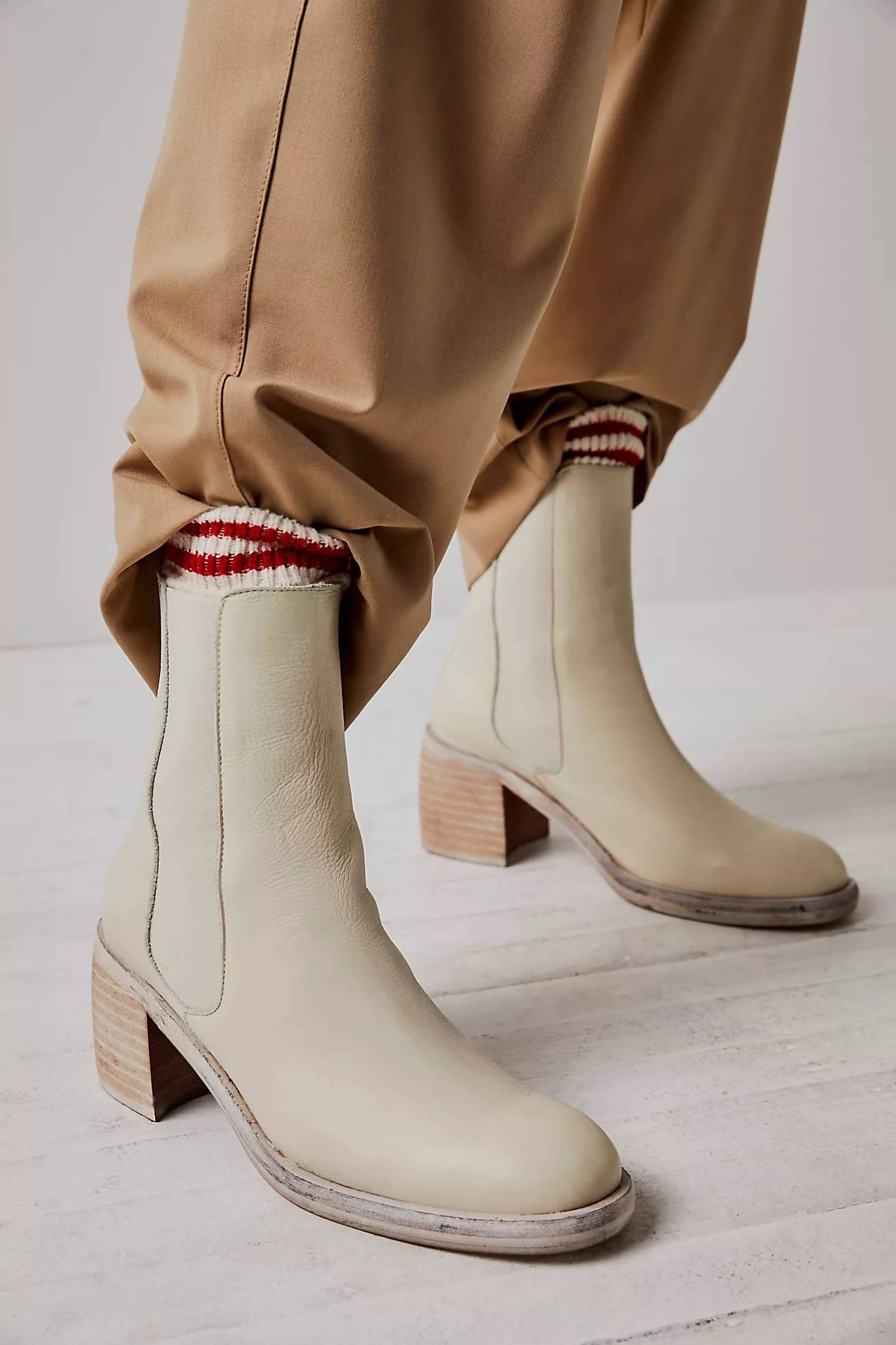 5638f6e0-341d-4a62-99f7-ec72e55271ff-upscale_15k-1500x1500-70 Free People - Essential Chelsea Boots - Image 1