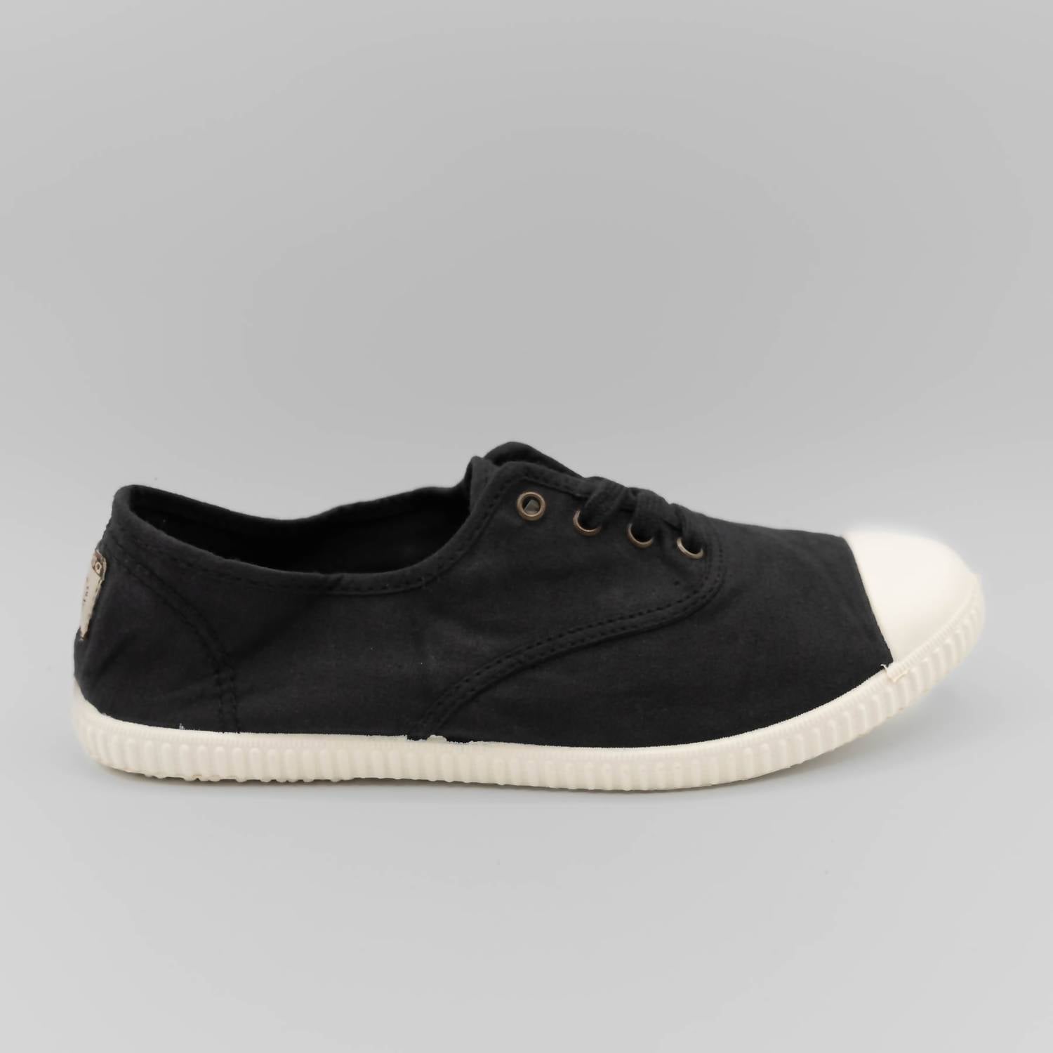 f8ea1e2a-1619-4ac2-9a24-77d67d841518-upscale_15k-1500x1500-70 Victoria - Women's Inglesa Tintada Puntera Sneaker - Image 1